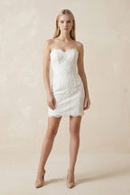 Robe de mariée blanche en dentelle coupe fourreau à décolleté cœur - Harana