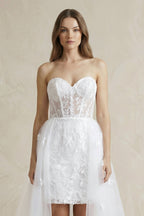 Robe de mariée blanche en dentelle silhouette fourreau à décolleté cœur - Harana