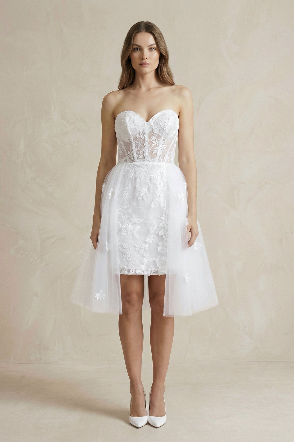 Robe de mariée blanche en dentelle silhouette fourreau à décolleté cœur - Harana