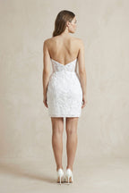 Robe de mariée blanche en dentelle silhouette fourreau à décolleté cœur - Harana
