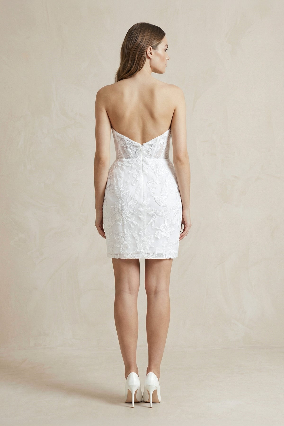 Robe de mariée blanche en dentelle silhouette fourreau à décolleté cœur - Harana