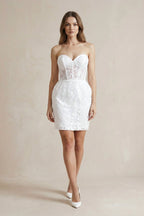 Robe de mariée blanche en dentelle silhouette fourreau à décolleté cœur - Harana