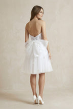 Robe de mariée blanche en dentelle silhouette fourreau à décolleté cœur - Harana