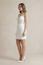 Robe de mariée blanche en dentelle silhouette fourreau à décolleté cœur - Harana