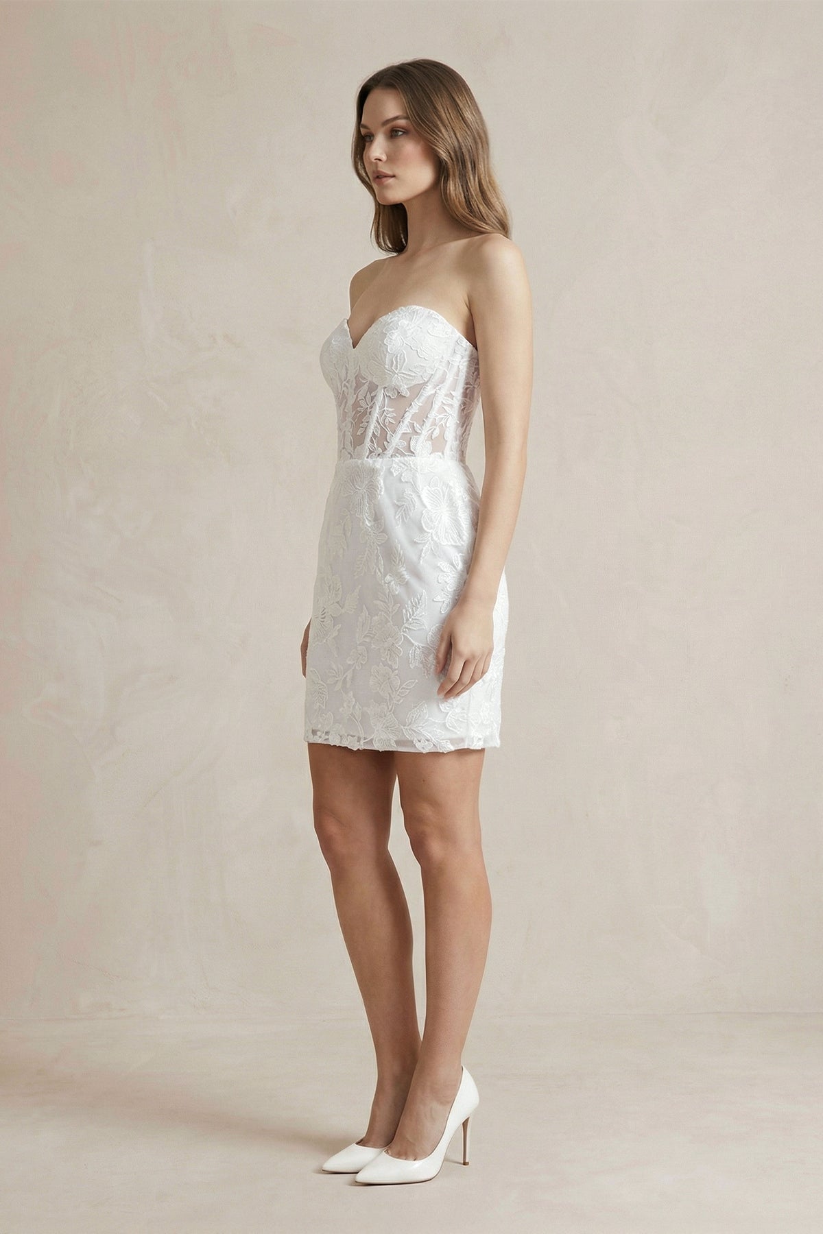 Robe de mariée blanche en dentelle silhouette fourreau à décolleté cœur - Harana