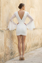 Robe de mariée blanche en tulle coupe fourreau à col V et manches longues - Harana