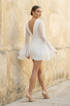 Robe de mariée blanche en tulle coupe fourreau à col V et manches longues - Harana