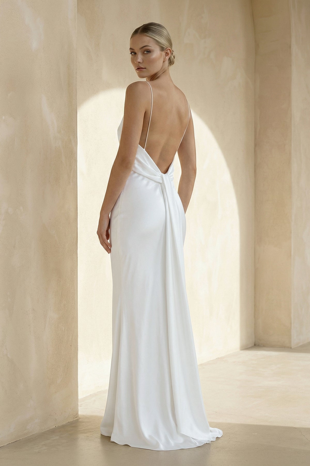 Robe de mariée blanche fourreau satinée col V dos nu sans manches - Harana