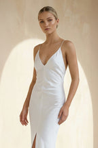 Robe de mariée blanche fourreau satinée col V dos nu sans manches - Harana