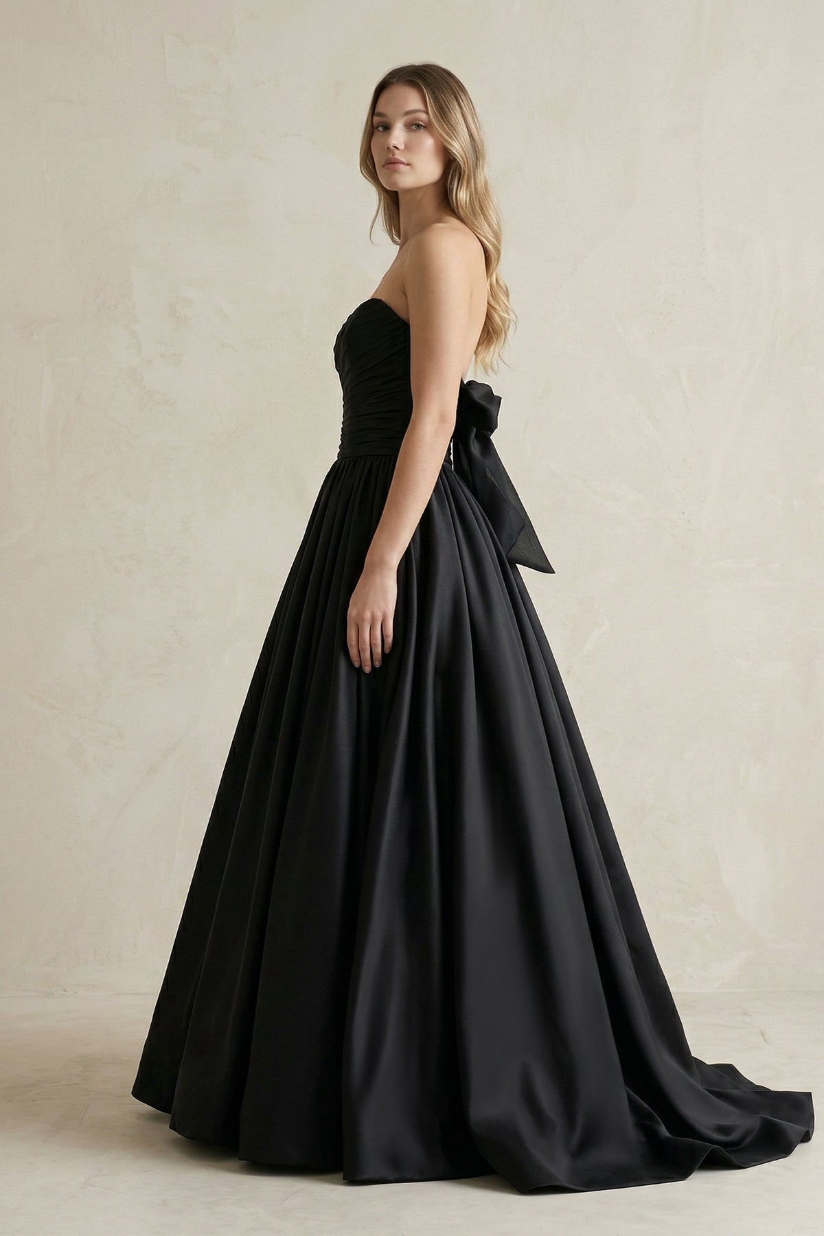 Robe de mariée noir courte sans manches froncée avec nœud - Harana