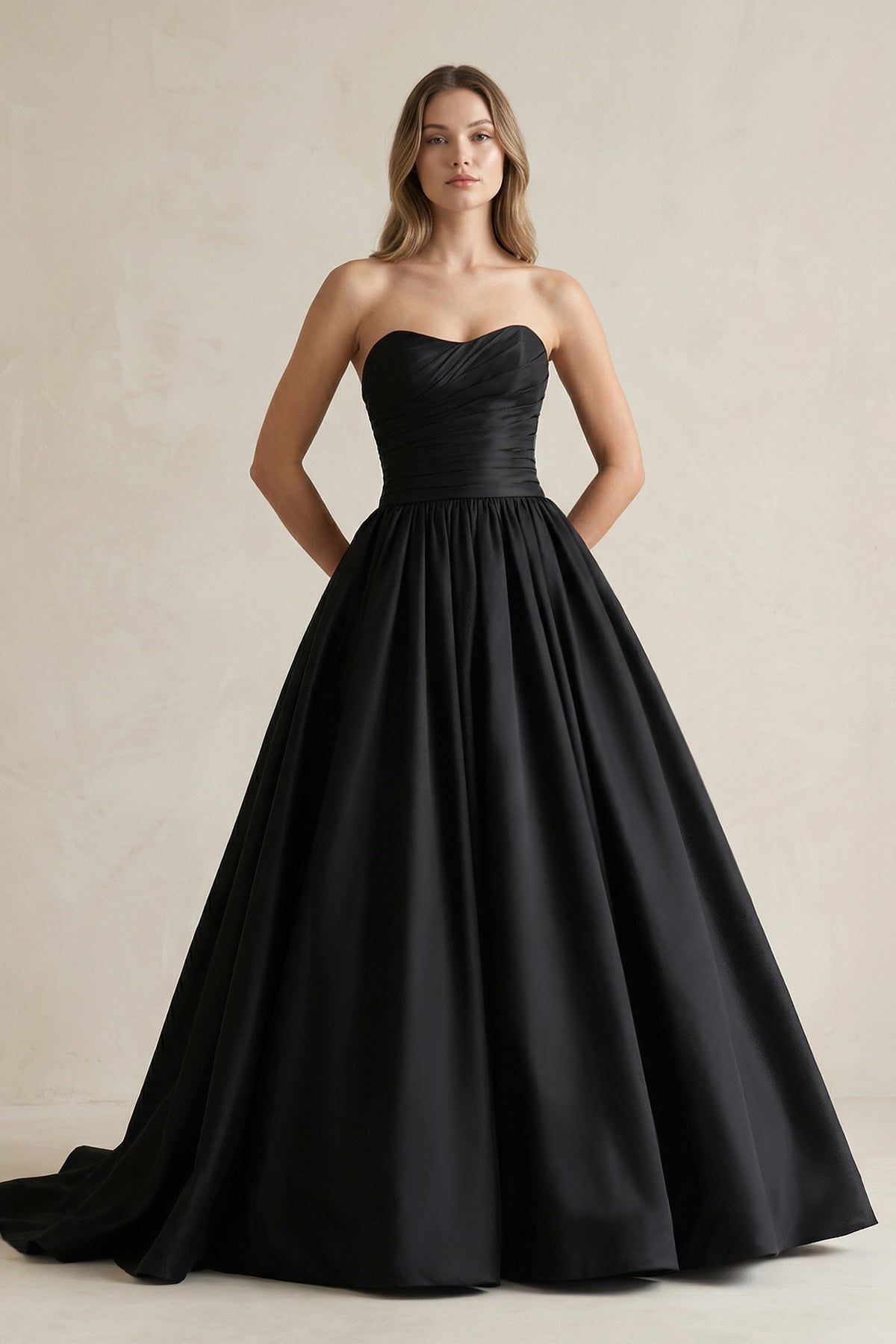 Robe de mariée noir courte sans manches froncée avec nœud - Harana