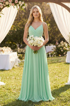 Robe demoiselle d’honneur pale pistachio longue à fines bretelles sans manches froncée - Harana