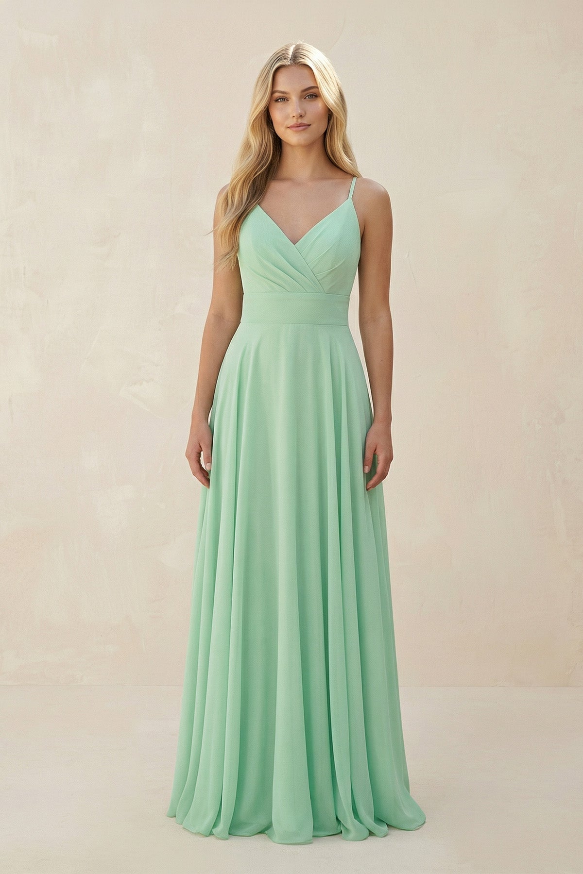 Robe demoiselle d’honneur pale pistachio longue à fines bretelles sans manches froncée - Harana