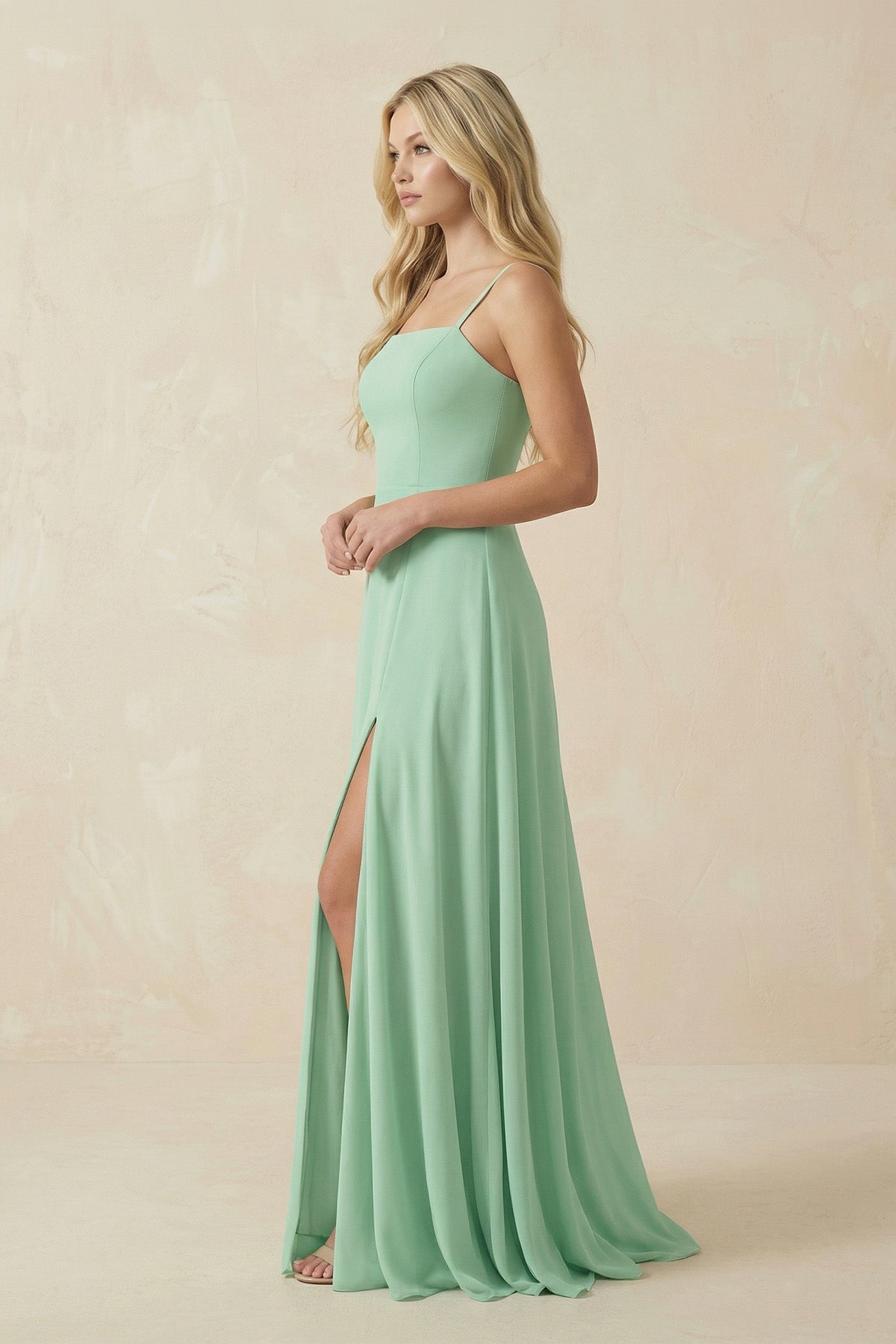 Robe demoiselle d’honneur pale pistachio longue à fines bretelles sans manches avec fente - Harana