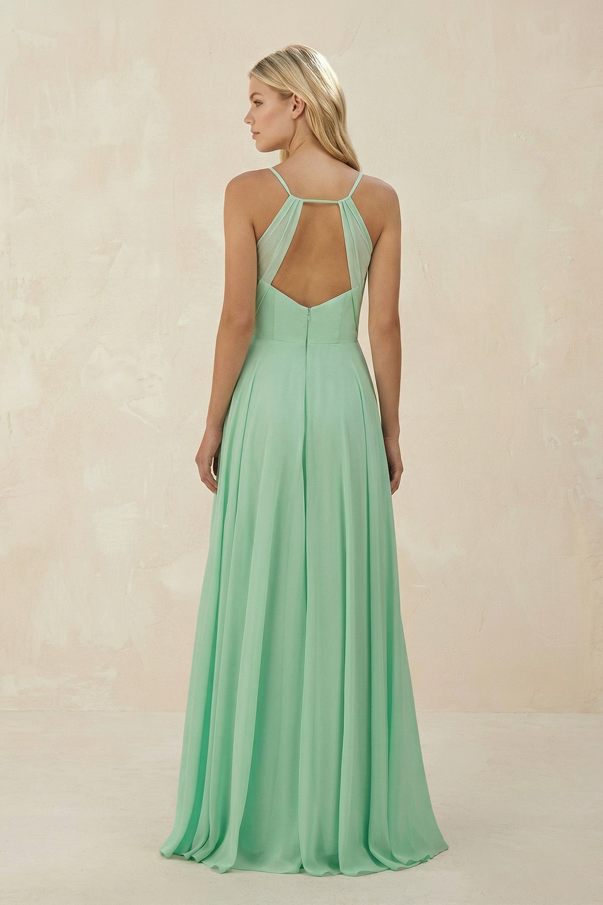 Robe demoiselle d’honneur pale pistachio longue à fines bretelles sans manches froncée - Harana