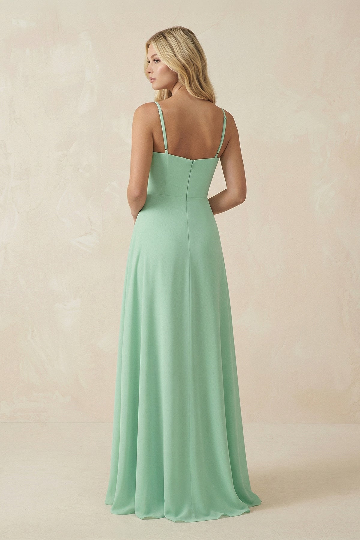 Robe demoiselle d’honneur pale pistachio longue à fines bretelles sans manches avec fente - Harana