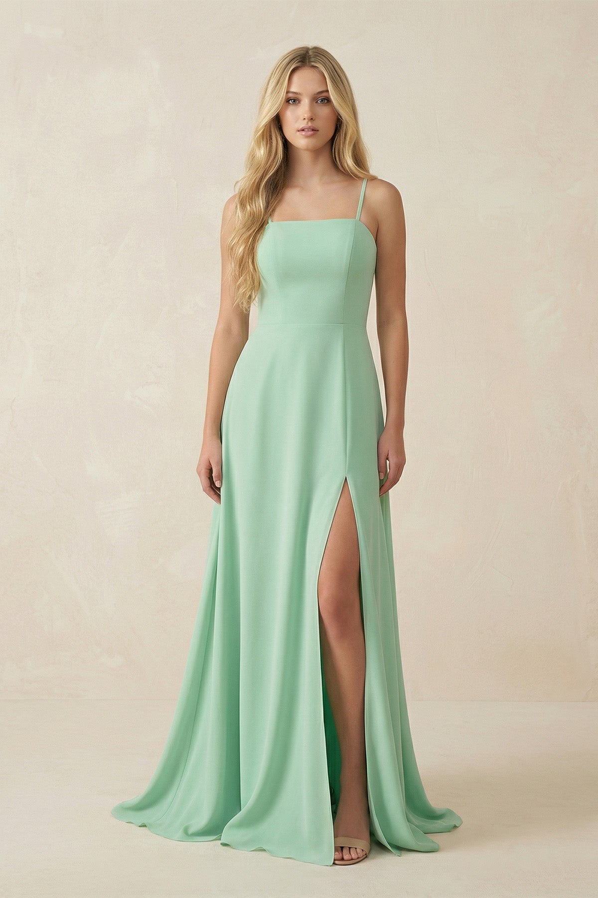 Robe demoiselle d’honneur pale pistachio longue à fines bretelles sans manches avec fente - Harana