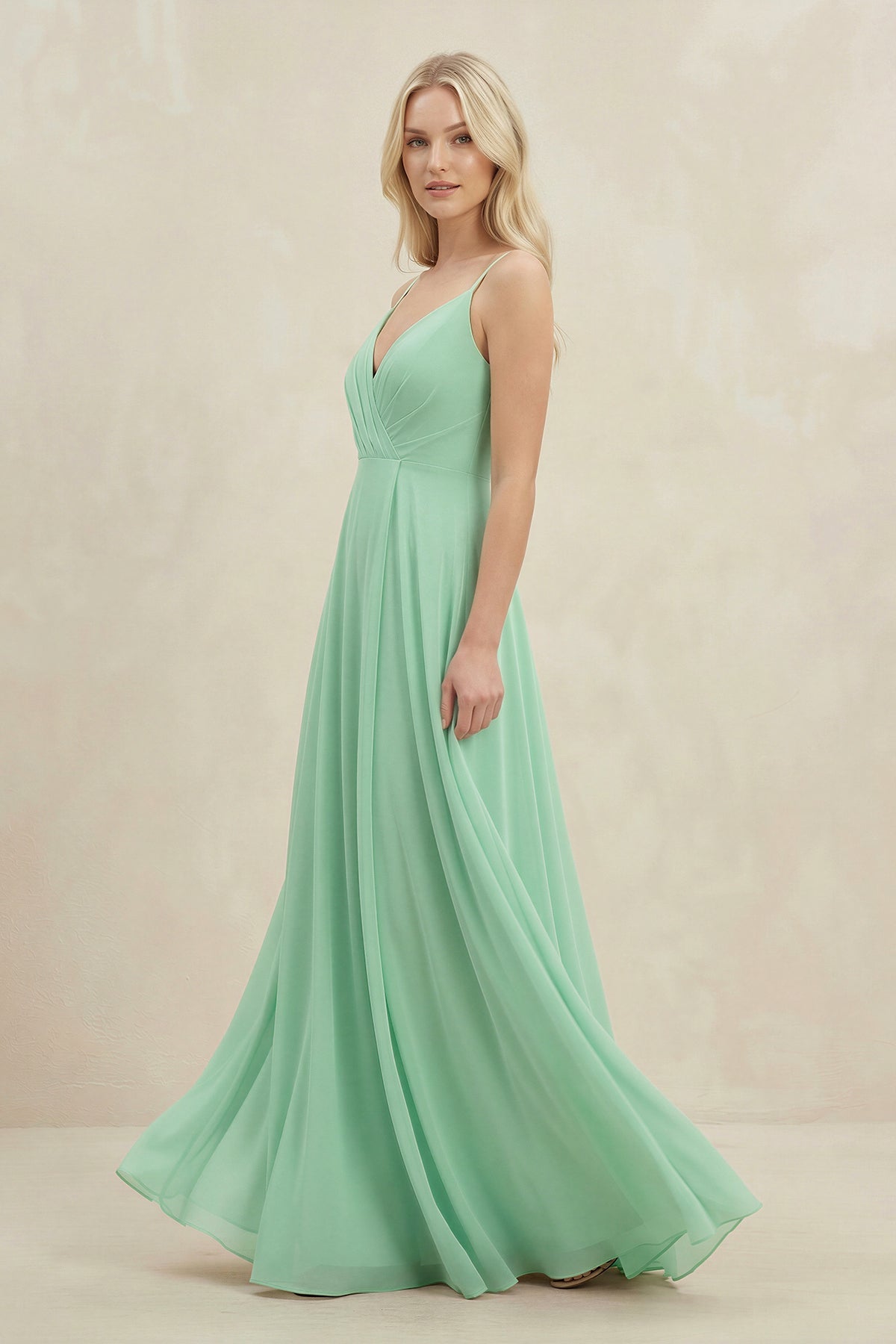 Robe demoiselle d’honneur pale pistachio longue à fines bretelles sans manches plissée - Harana