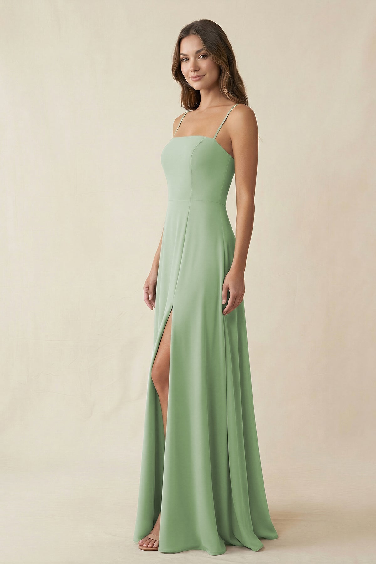 Robe demoiselle d’honneur vert sauge longue à fines bretelles sans manches avec fente - Harana