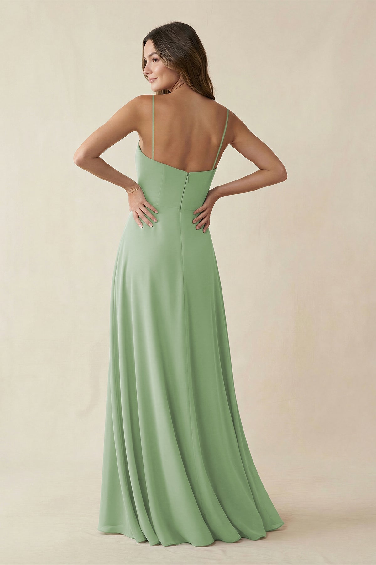 Robe demoiselle d’honneur vert sauge longue à fines bretelles sans manches avec fente - Harana