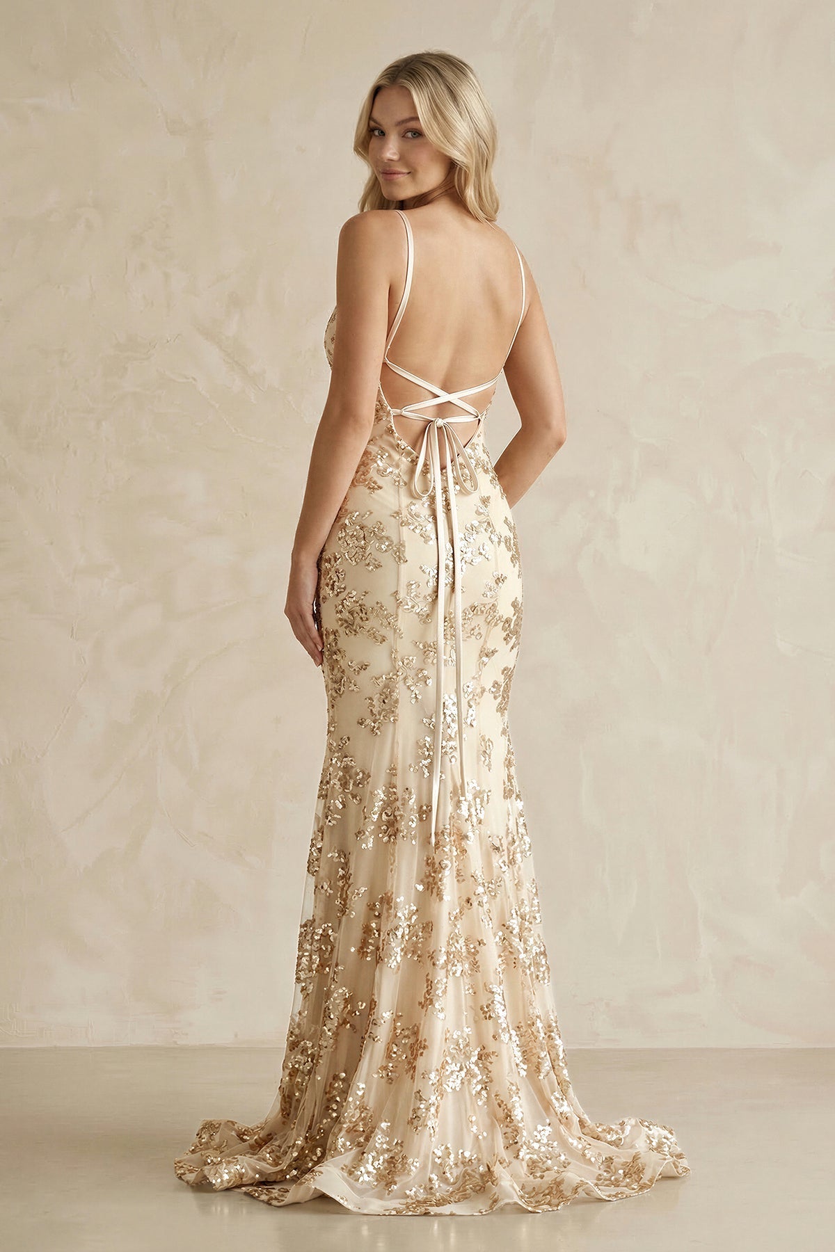 Robe longue doré coupe sirène à fines bretelles à appliqués - Harana