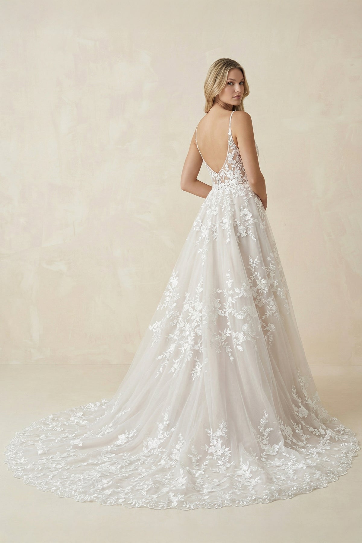 Robe de mariée ivoire longue à fines bretelles col V sans manches - Harana