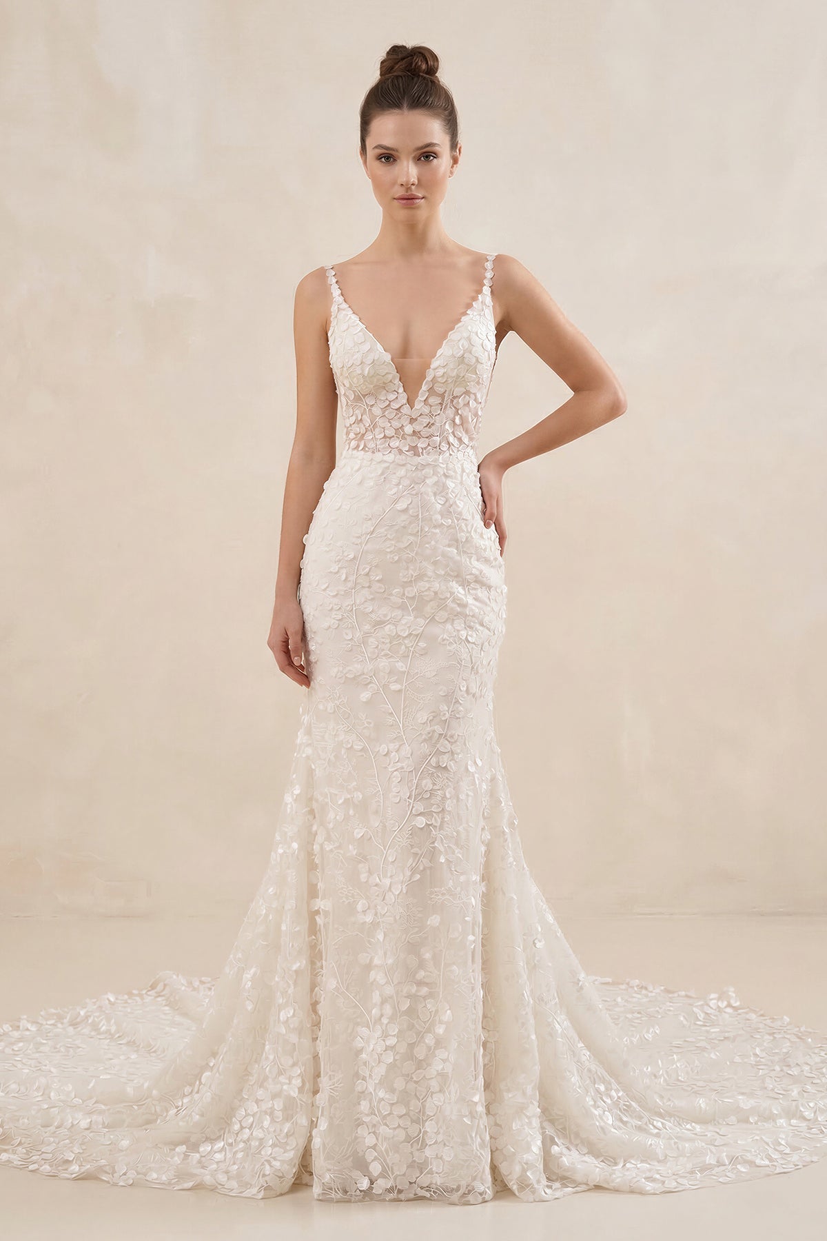 Robe de mariée ivoire coupe sirène à fines bretelles ornée d’appliqués - Harana