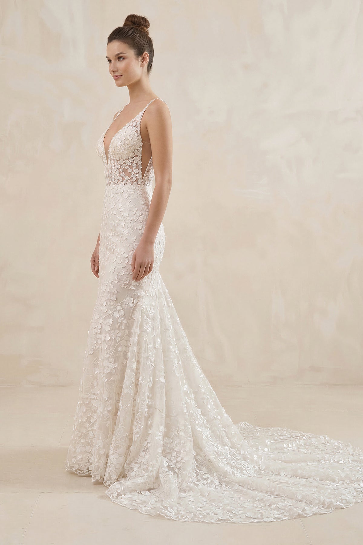Robe de mariée ivoire coupe sirène à fines bretelles ornée d’appliqués - Harana