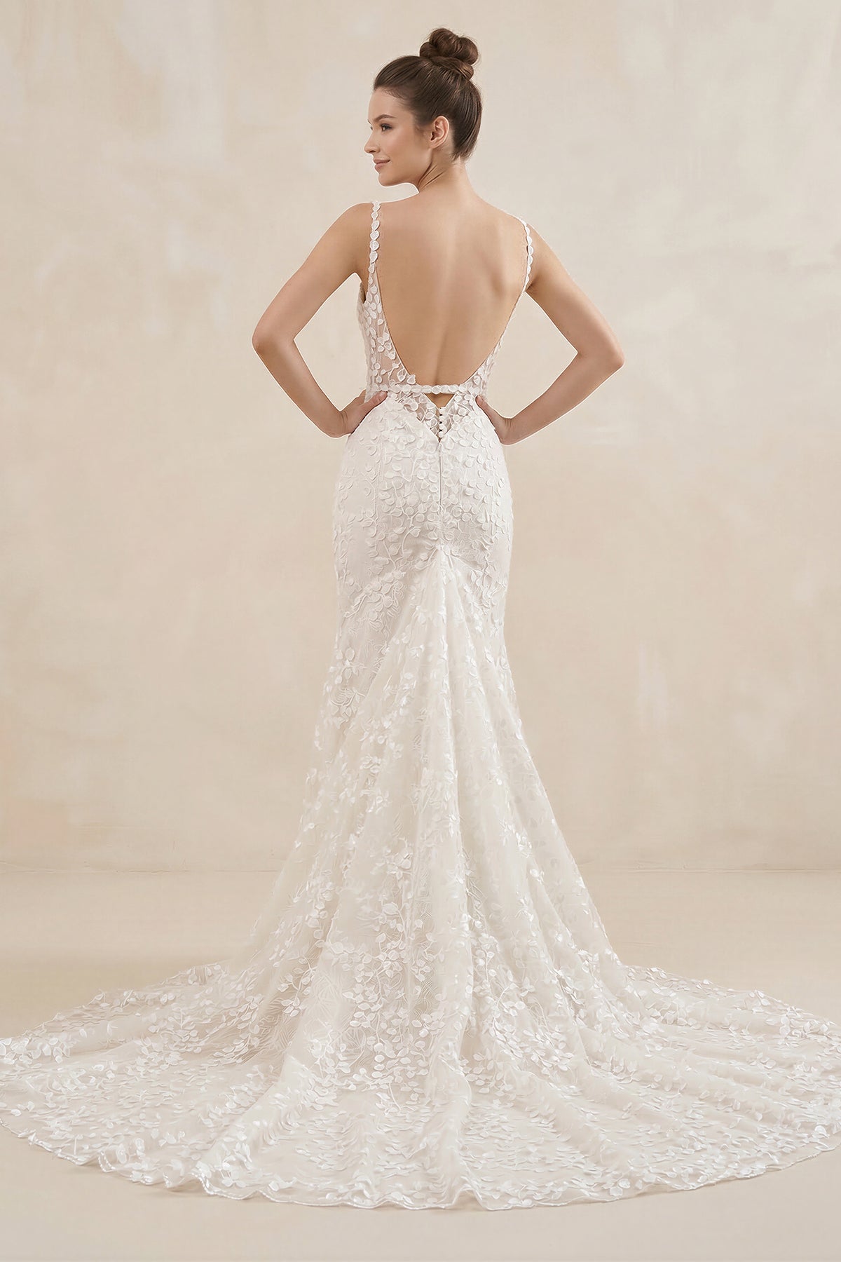 Robe de mariée ivoire coupe sirène à fines bretelles ornée d’appliqués - Harana