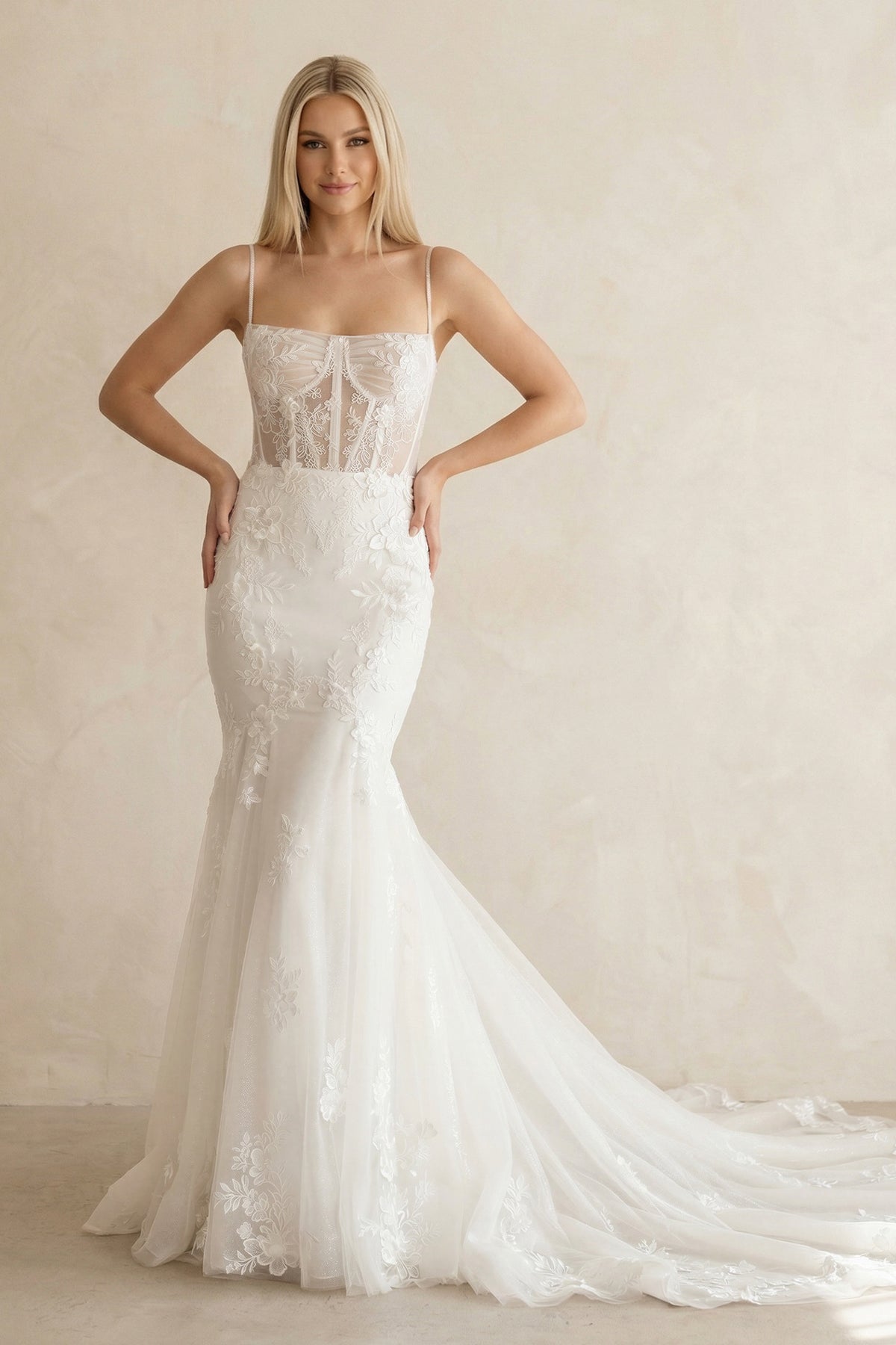 Robe de mariée blanche en dentelle coupe sirène à fines bretelles avec corset - Harana