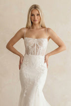 Robe de mariée blanche en dentelle coupe sirène à fines bretelles avec corset - Harana