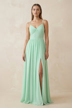 Robe demoiselle d’honneur pale pistachio longue à fines bretelles sans manches avec fente - Harana