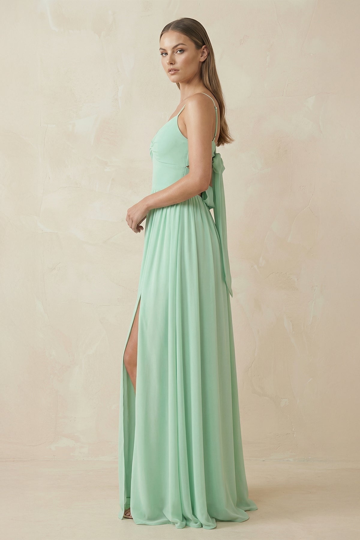Robe demoiselle d’honneur pale pistachio longue à fines bretelles sans manches avec fente - Harana