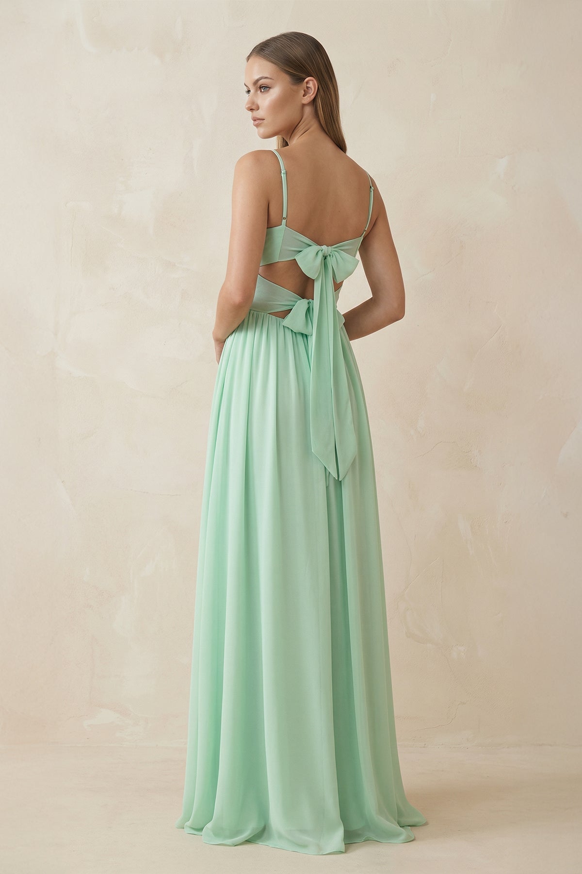 Robe demoiselle d’honneur pale pistachio longue à fines bretelles sans manches avec fente - Harana