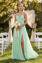 Robe demoiselle d’honneur pale pistachio longue à fines bretelles sans manches avec fente - Harana