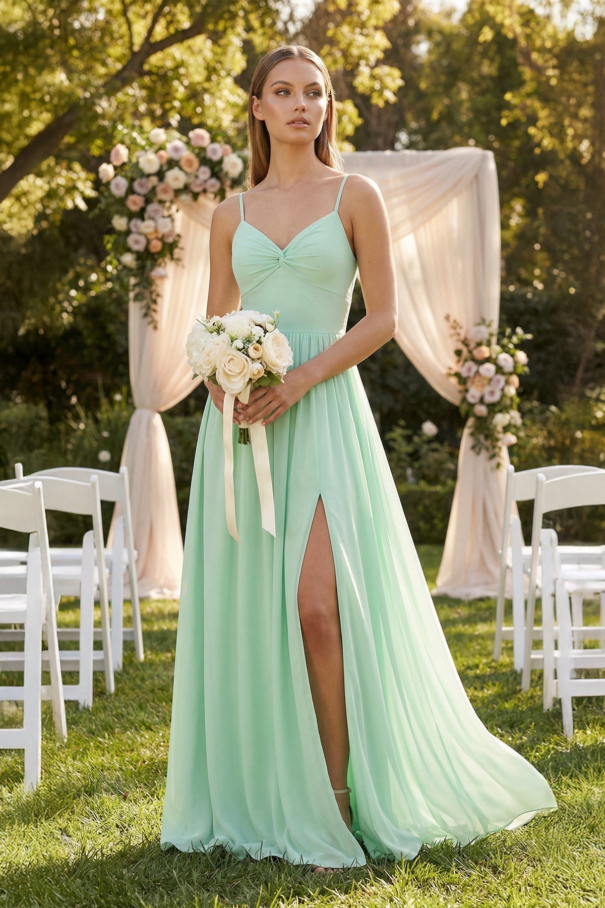 Robe demoiselle d’honneur pale pistachio longue à fines bretelles sans manches avec fente - Harana