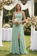 Robe demoiselle d’honneur pale pistachio longue à fines bretelles sans manches avec fente - Harana