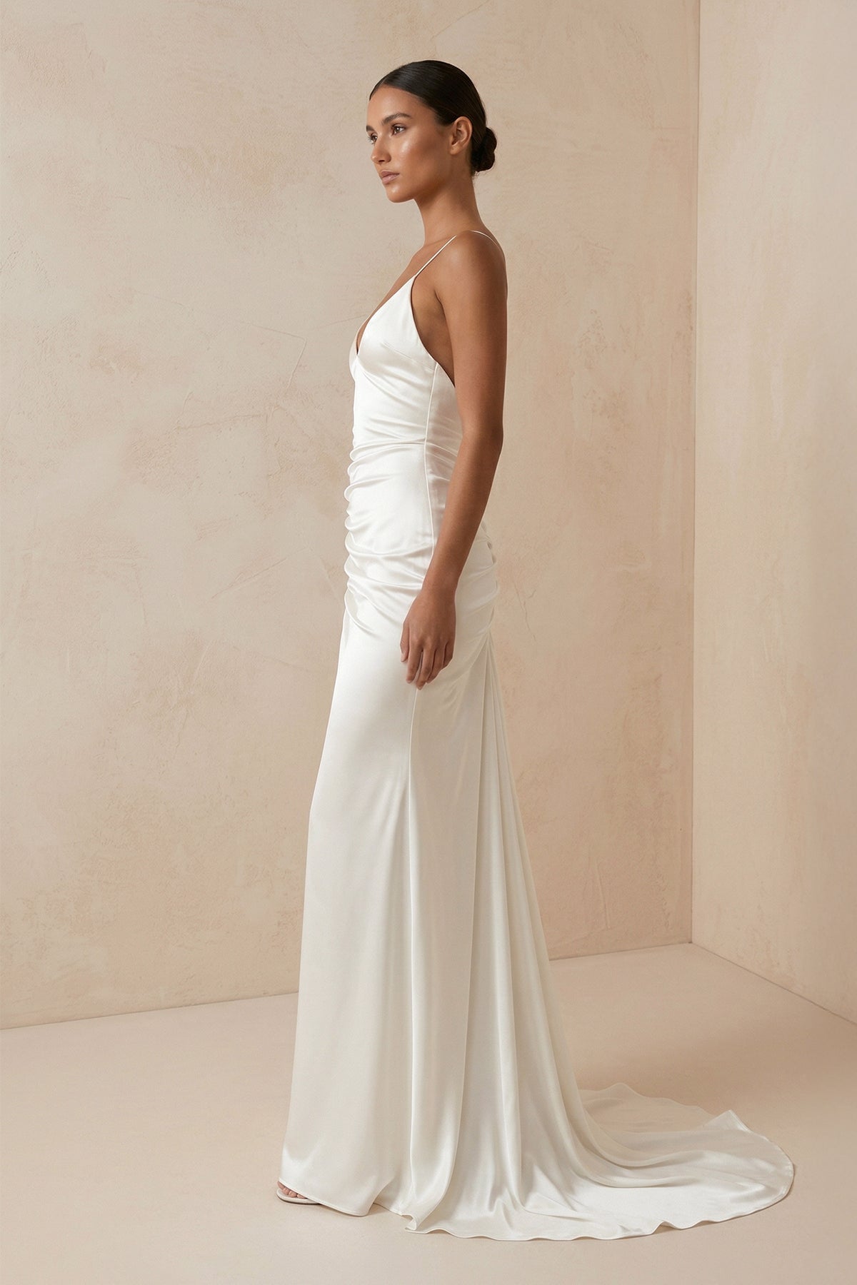Robe de mariée ivoire satinée coupe fourreau à fines bretelles avec fente - Harana
