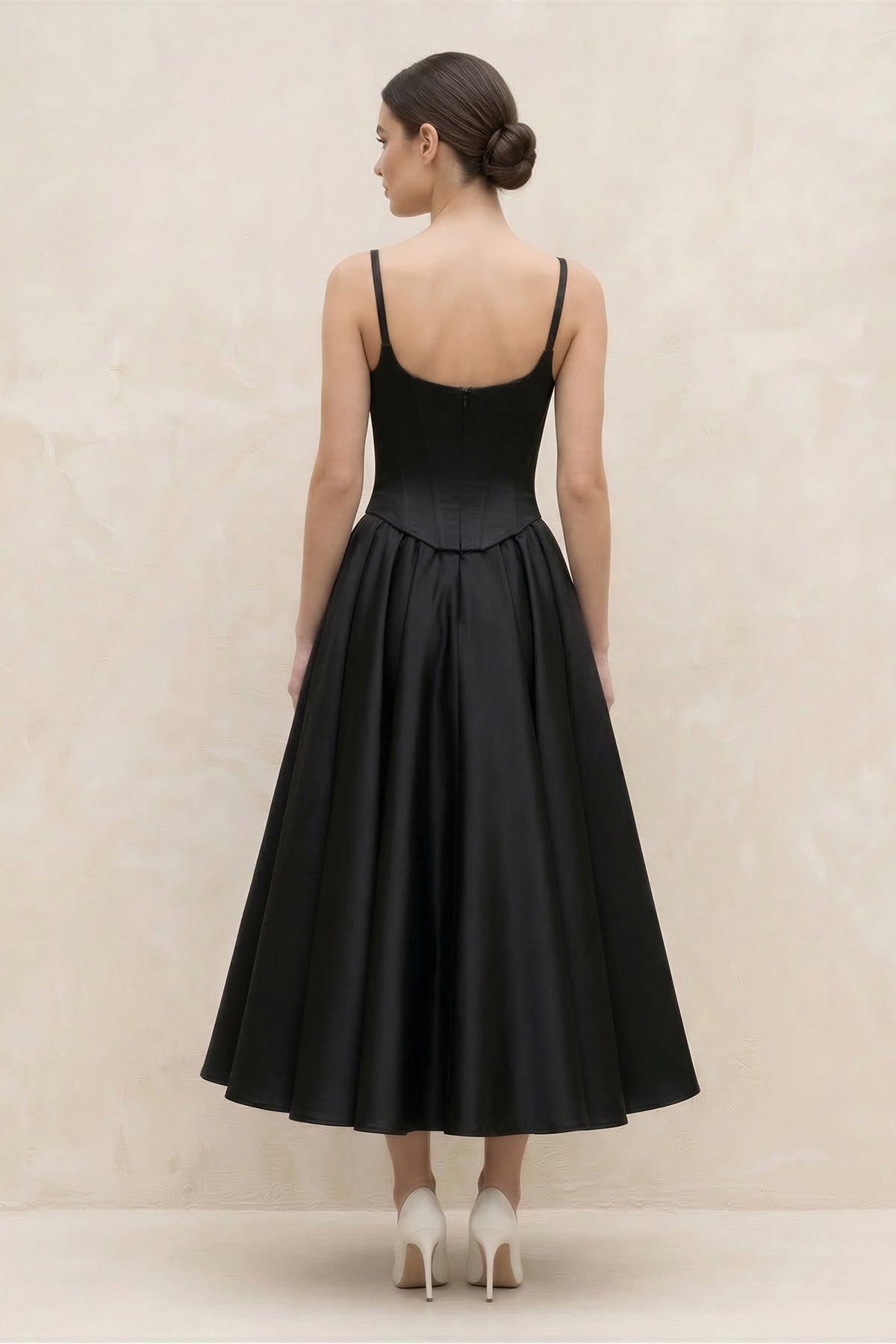 Robe de mariée noire trapèze en satin à fines bretelles sans manches - Harana