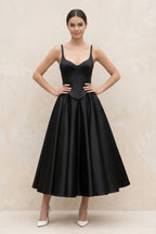 Robe de mariée noire trapèze en satin à fines bretelles sans manches - Harana