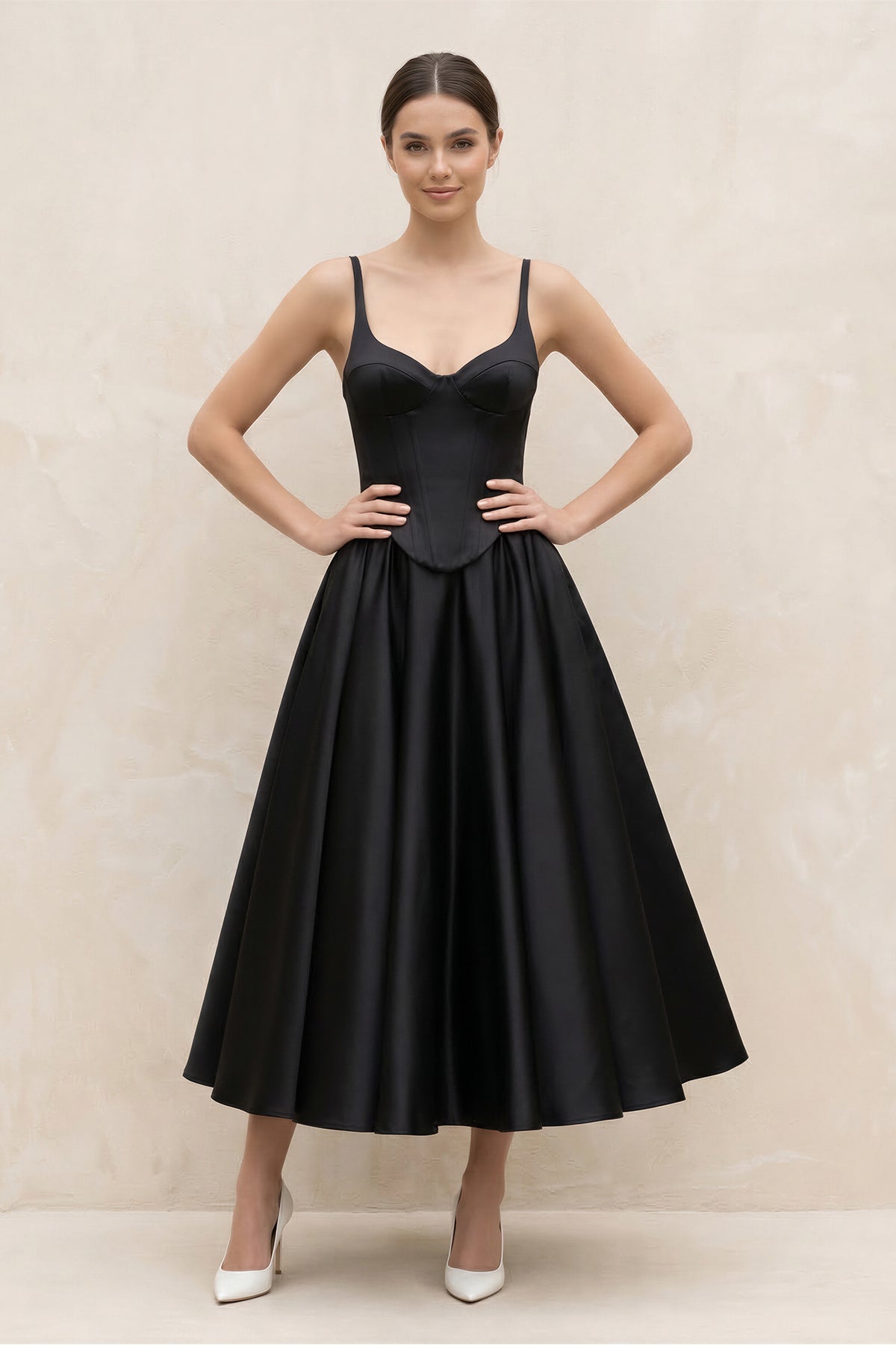 Robe de mariée noire trapèze en satin à fines bretelles sans manches - Harana