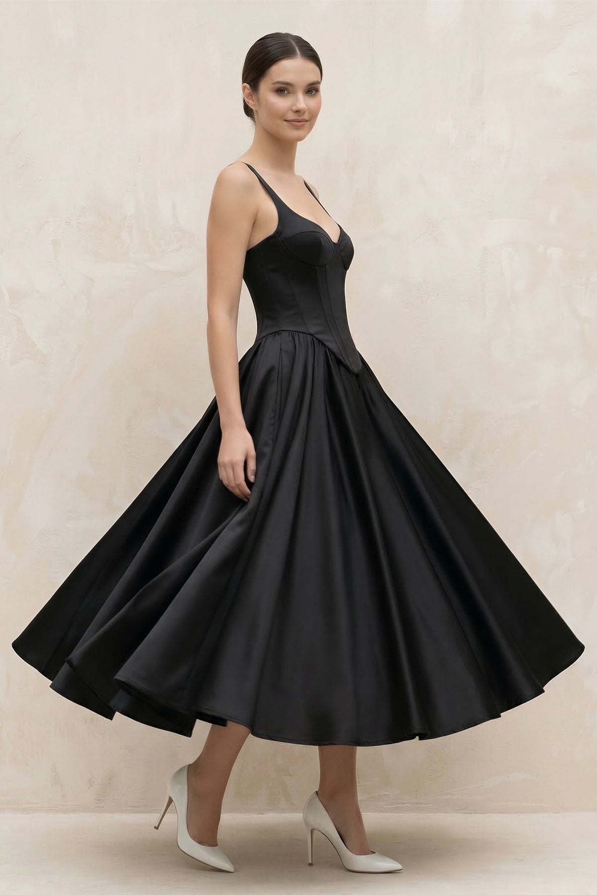 Robe de mariée noire trapèze en satin à fines bretelles sans manches - Harana