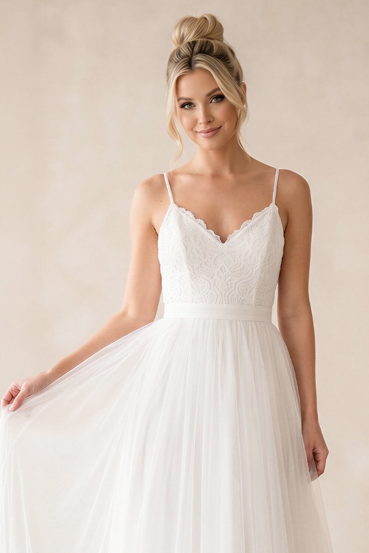 Robe de mariée blanche trapèze tulle à fines bretelles dos nu sans manches - Harana