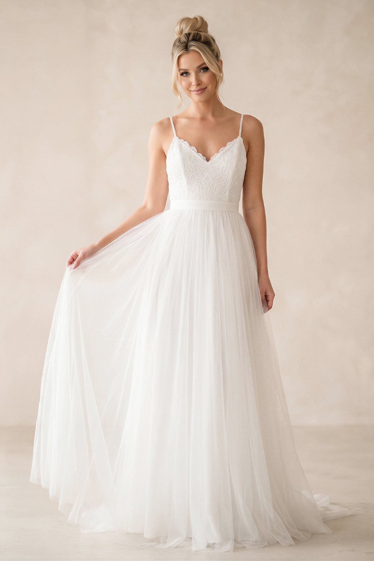 Robe de mariée blanche trapèze tulle à fines bretelles dos nu sans manches - Harana