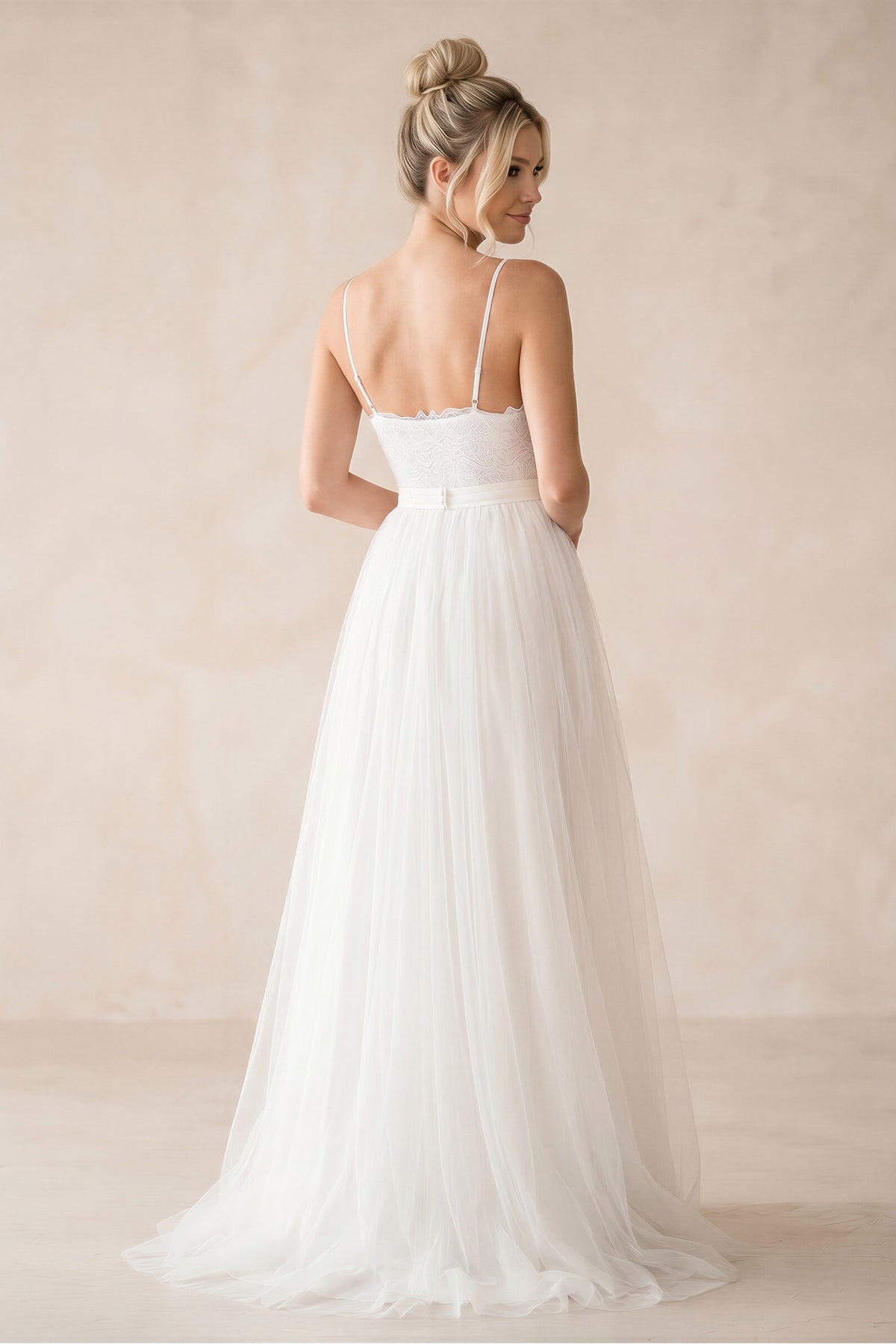 Robe de mariée blanche trapèze tulle à fines bretelles dos nu sans manches - Harana