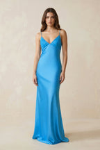 Robe longue bleu satinée à fines bretelles à appliqués - Harana