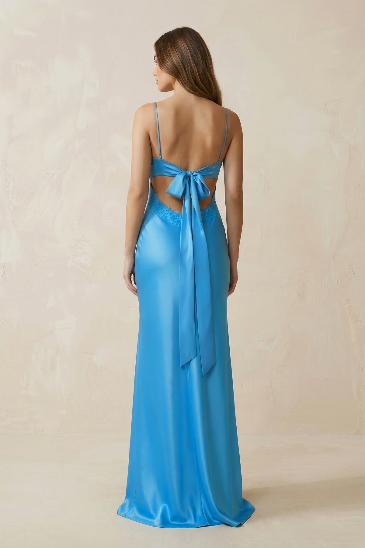Robe longue bleu satinée à fines bretelles à appliqués - Harana