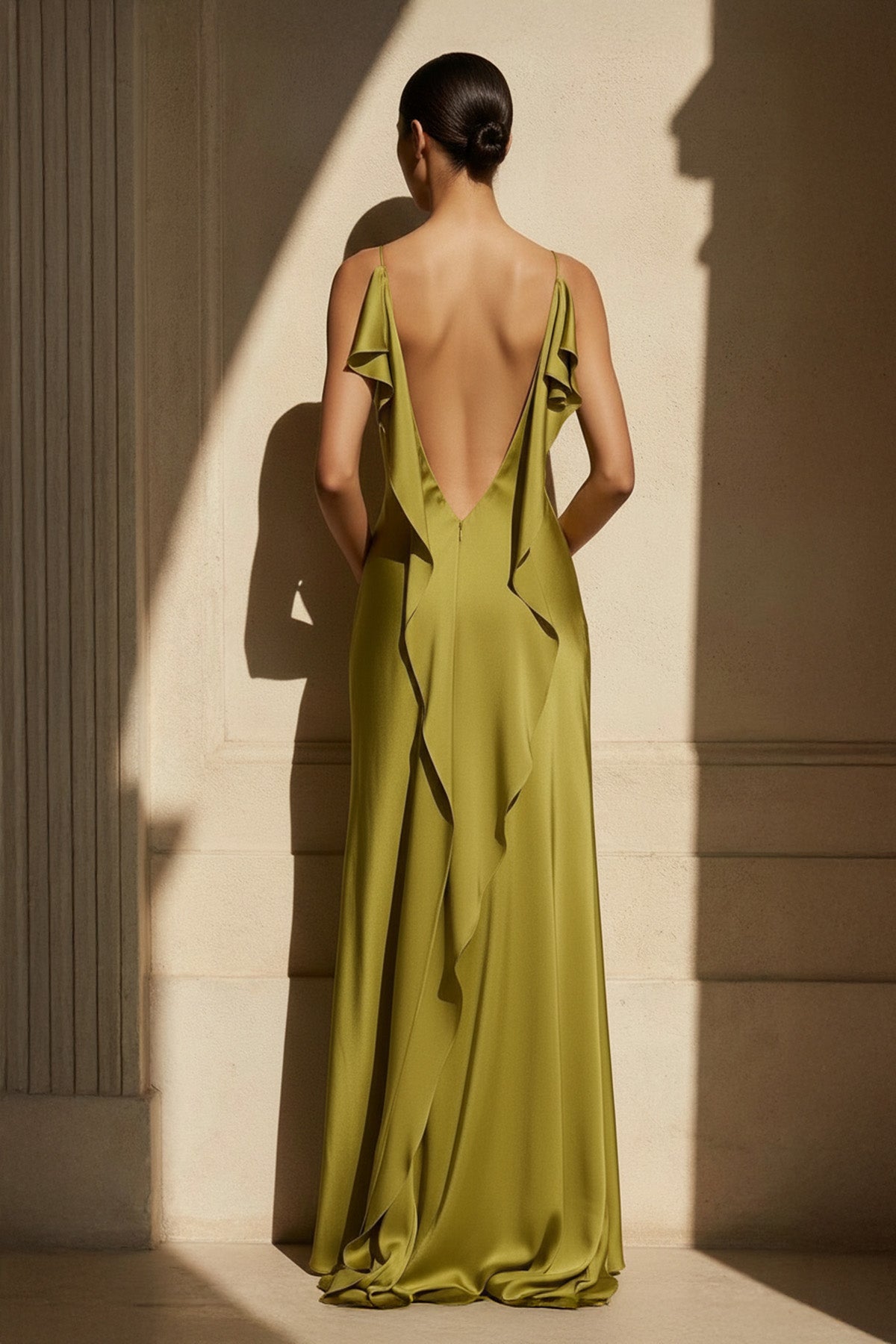 Robe longue satinée dos nu avec fente vert olive - Harana
