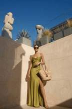 Robe longue satinée dos nu avec fente vert olive - Harana