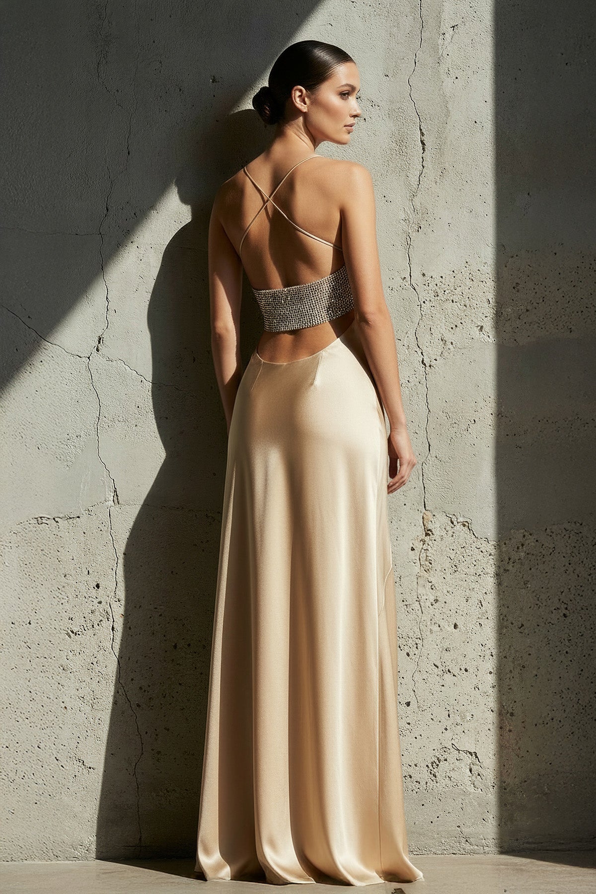 Robe longue champagne à fines bretelles avec fente perlée - Harana